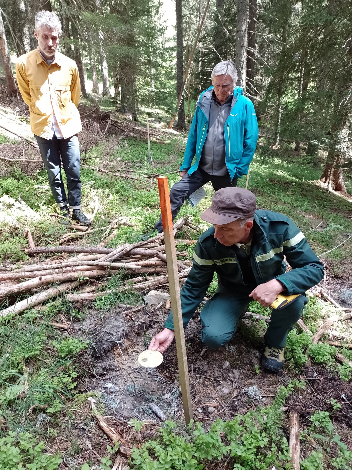 Henri Moulin (ONF) explique le fonctionnement de la boussole solaire, utile au choix d'implantation de nouveaux arbres.